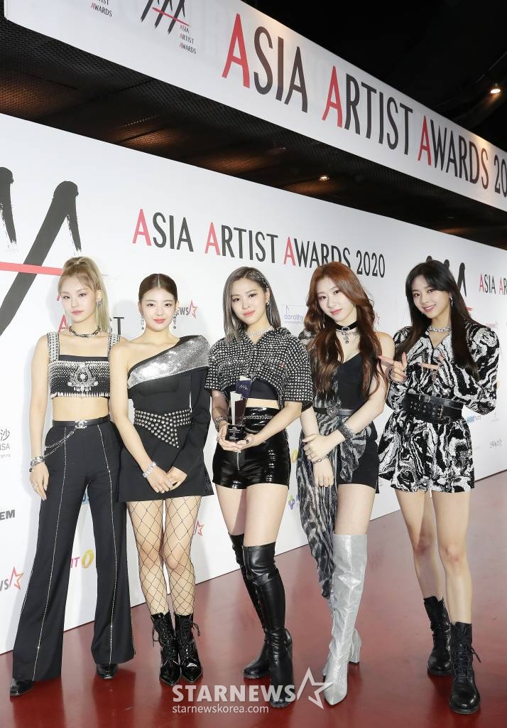 걸그룹 ITZY가 28일 마이뮤직테이스트에서 중계된 2020 Asia Artist Awards(2020 아시아 아티스트 어워즈, 2020 AAA)에서 'AAA 베스트 초이스' 상을 수상한 뒤 포즈를 취하고 있다. 스타뉴스가 주최하고 AAA 조직위원회가 주관하는 AAA는 어디에서도 보지 못했던 새로운 무대를 선보이며 전 세계 팬들의 눈과 귀를 사로잡아 명실상부 NO.1 글로벌 시상식으로 거듭났다. /사진=김창현 기자 chmt@