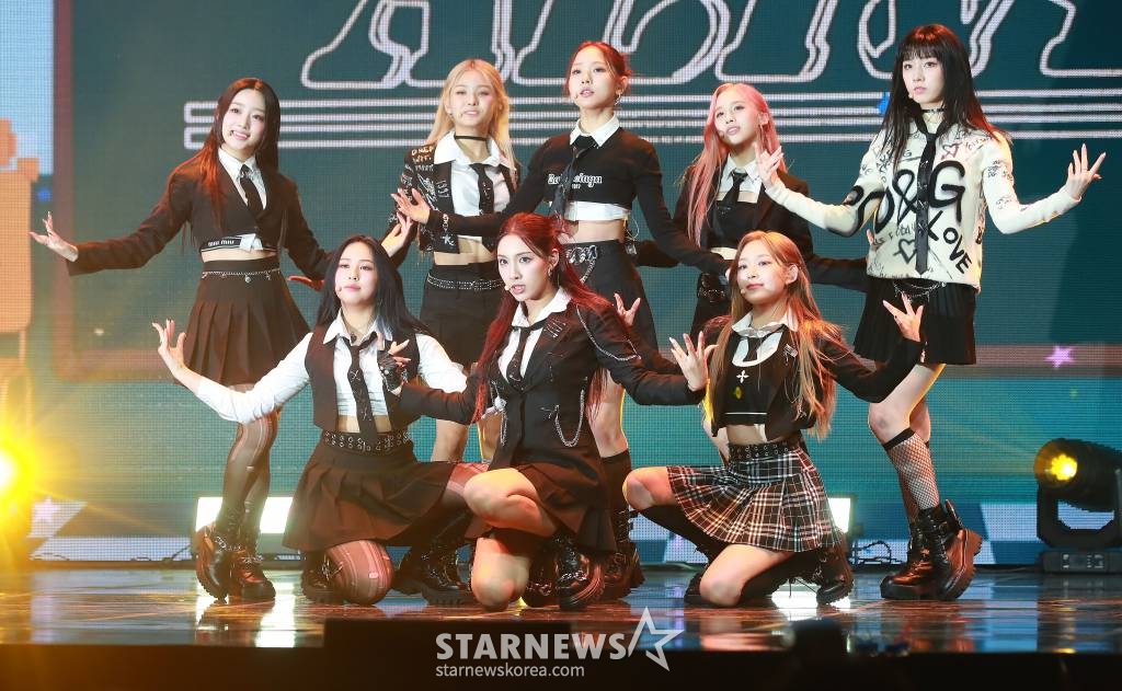 걸그룹 라잇썸(LIGHTSUM) 지안이 24일 오후 서울 용산구 블루스퀘어에서 진행된 첫 미니앨범 `Into The Light`(인투 더 라잇) 발매기념 쇼케이스에서 신곡을 선보이고 있다.  이번 앨범에는 타이틀곡 '얼라이브'(ALIVE)를 비롯해 '아이'(i), '굿 뉴스'(GOOD NEWS), '큐'(Q), '바이 바이 러브'(Bye Bye Love) 등 5곡이 수록됐다. /2022.05.24 /사진=이동훈 기자 photoguy@