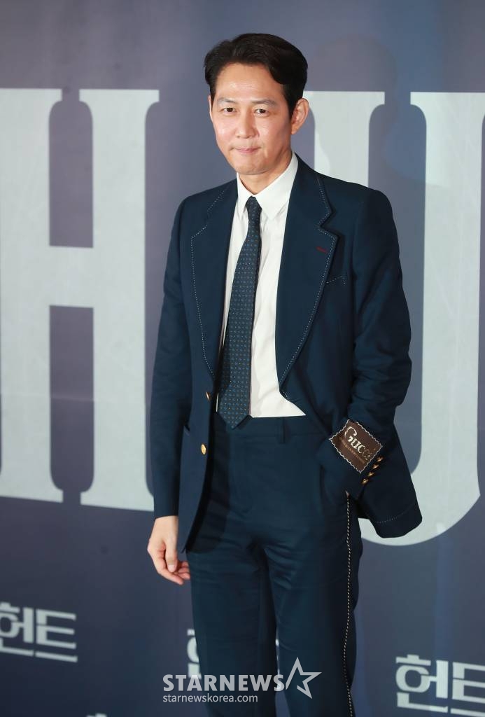 감독 겸 배우 이정재가 27일 오후 서울 강남구 메가박스 코엑스점에서 진행된 영화 '헌트'(감독 이정재) 언론시사회에 참석해 포즈를 취하고 있다. 조직 내 숨어든 스파이를 색출하기 위해 서로를 의심하는 안기부 요원 박평호와 김정도의 이야기를 그린 영화 '헌트'는 8월 10일 개봉한다. /2022.07.27 /사진=이동훈 기자 photoguy@