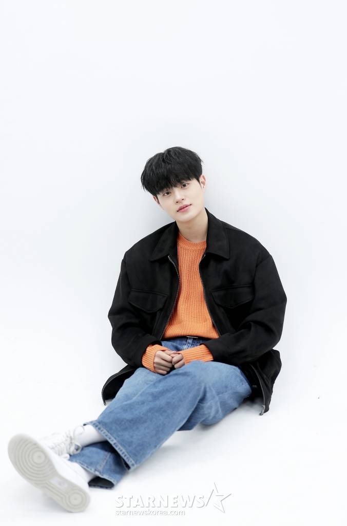그룹 AB6IX 이대휘가 지난 5일 서울 종로구 스타뉴스 사옥에서 진행된 ENA 수목드라마 '얼어죽을 연애따위' 종영 인터뷰에 앞서 포즈를 취하고 있다. 첫 정극에 도전한 이대휘는 극 중 능력있는 예능국 신입 프로듀서 김상우 역을 열연했다. /사진=김창현 기자 chmt@