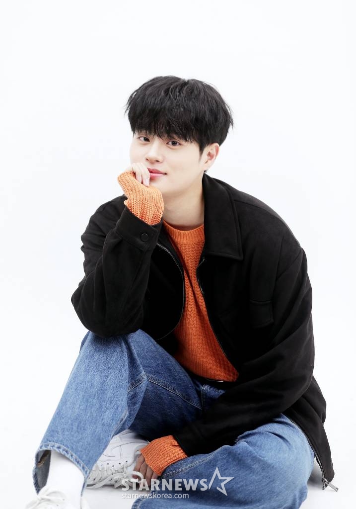 그룹 AB6IX 이대휘가 지난 5일 서울 종로구 스타뉴스 사옥에서 진행된 ENA 수목드라마 '얼어죽을 연애따위' 종영 인터뷰에 앞서 포즈를 취하고 있다. 첫 정극에 도전한 이대휘는 극 중 능력있는 예능국 신입 프로듀서 김상우 역을 열연했다. /사진=김창현 기자 chmt@