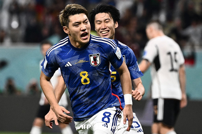 일본 축구대표팀 공격수 도안 리츠가 독일과의 카타르 월드컵 조별리그 1차전에서 동점골을 넣은 뒤 포효하고 있다. /AFPBBNews=뉴스1