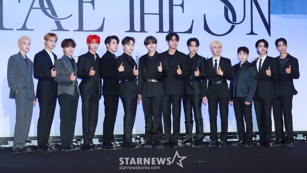 그룹 세븐틴(SVT)이 27일 오전 서울 여의도 콘래드호텔에서 진행된 정규 4집 '페이스 더 선'(Face the Sun) 발매기념 기자간담회에서 포즈를 취하고 있다. 이번 앨범은 타이틀곡 '핫'(HOT)을 비롯해 '달링'(Darl+ing), '돈키호테'(DON QUIXOTE), '마치'(March), '도미노'(Domino), '섀도우'(Shadow), '노래해', '이프 유 리브 미'(IF you leave me), '애시'(Ash) 등 9곡이 수록됐다. /2022.05.27 /사진=이동훈 기자 photoguy@