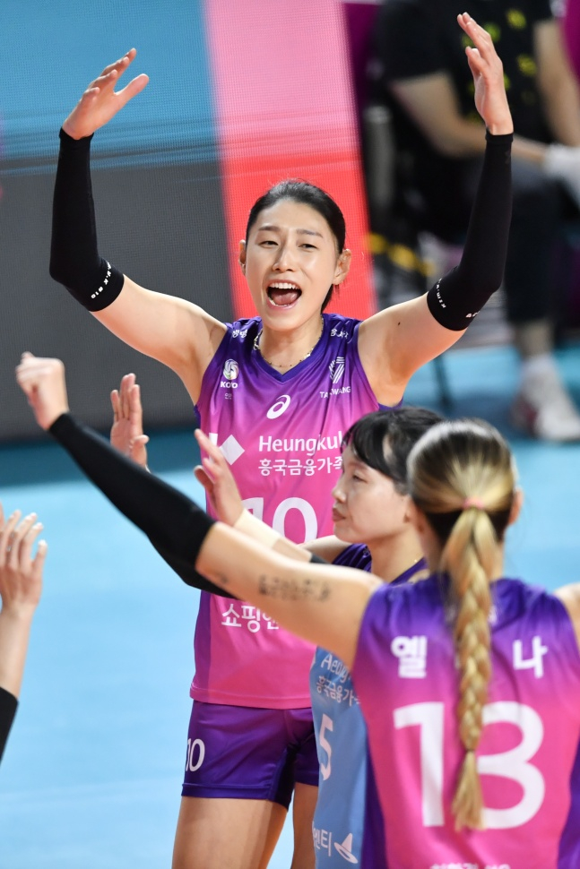 김연경(가운데)이 10일 인천 삼산월드체육관에서 열린 페퍼저축은행과 도드람 2022~2023 V리그 여자부 3라운드 경기에서 득점에 성공한 후 세리머니를 하고 있다./사진=한국배구연맹