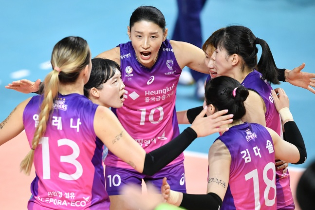 김연경(가운데)./사진=한국배구연맹