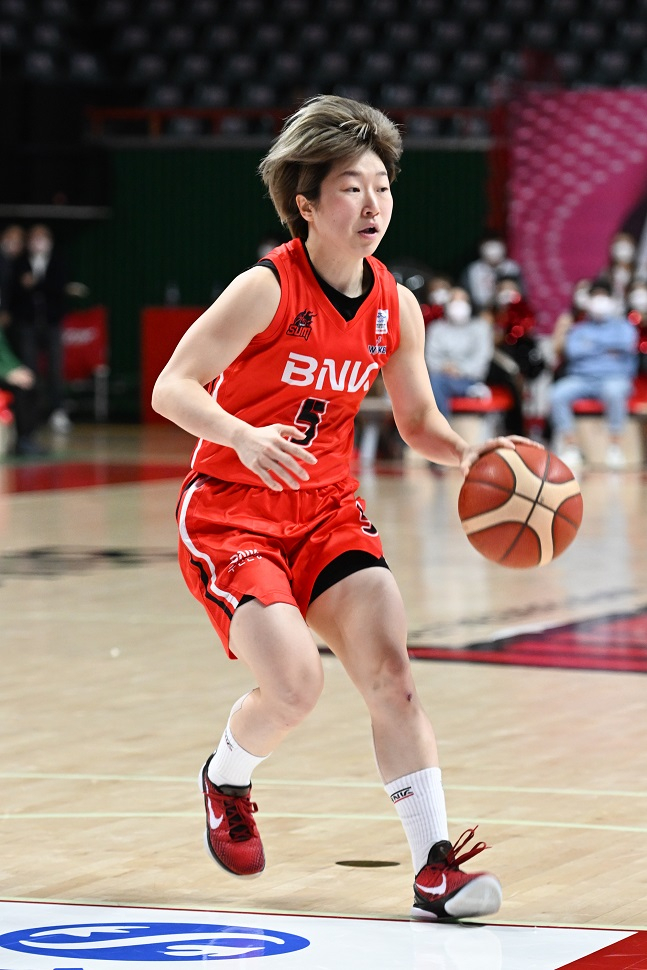 BNK 안혜지가 11일 부산 사직실내체육관에서 열린 2022~2023 신한은행 SOL 여자프로농구 3라운드 부천 하나원큐와 홈경기에서 드리블을 하고 있다. /사진=WKBL 제공
