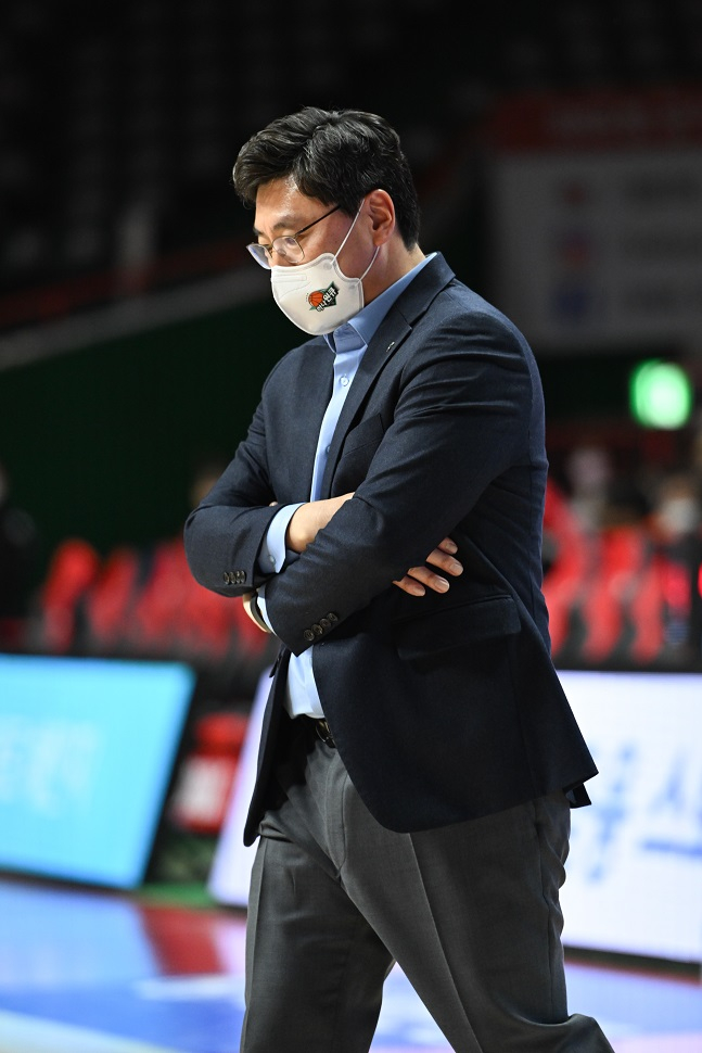 김도완 부천 하나원큐 감독이 11일 부산 사직실내체육관에서 열린 2022~2023 신한은행 SOL 여자프로농구 3라운드 부산 BNK와 원정경기 도중 고개를 숙이고 있다. /사진=WKBL 제공