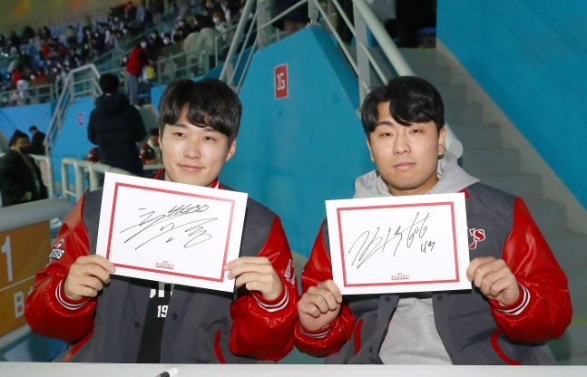 김택형(오른쪽)과 최민준이 11일 인천광역시 남동체육관에서 열린 '2022 Champions Fan Festival'에 참석해 포즈를 취하고 있다. /사진=SSG 랜더스