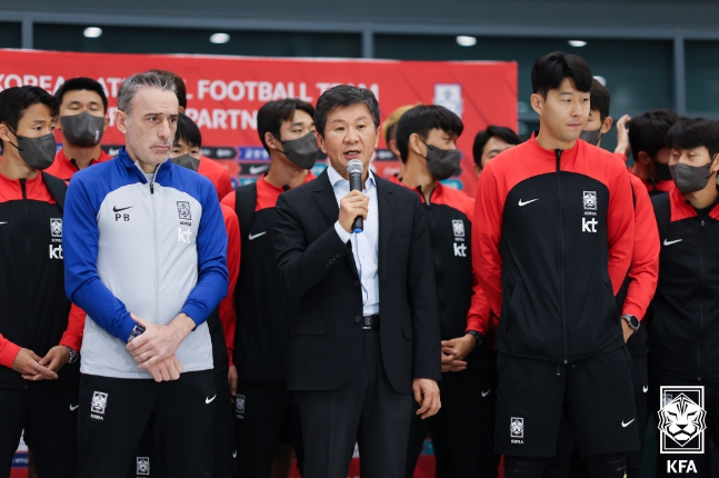 정몽규(가운데) 대한축구협회장이 7일 인천국제공항에서 진행된 월드컵 대표팀의 환영 행사를 앞두고 인사말을 하고 있다. /사진=대한축구협회