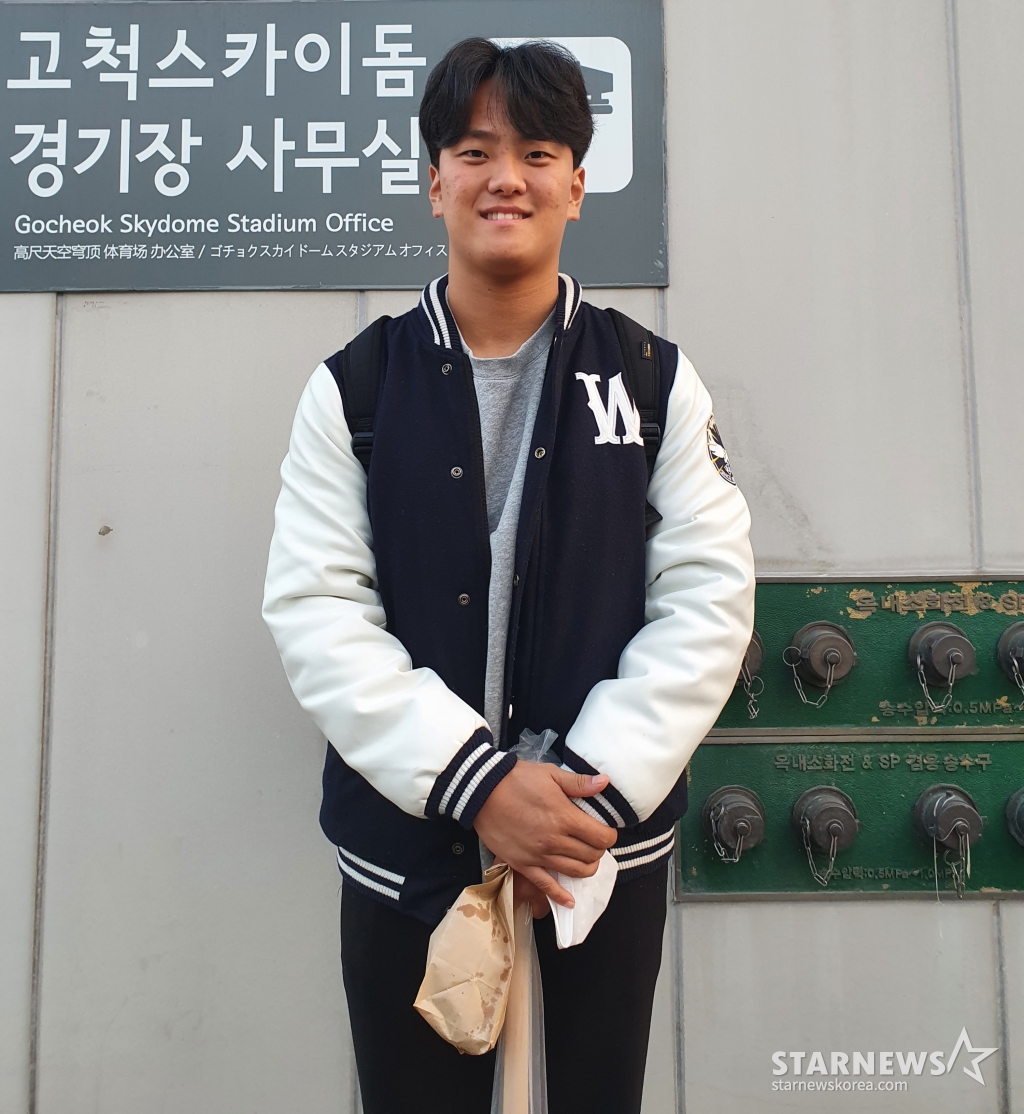 키움 김건희가 지난 9월 홈구장 고척스카이돔에서 응원 차 방문해 포즈를 취하고 있다. /사진=김동윤 기자