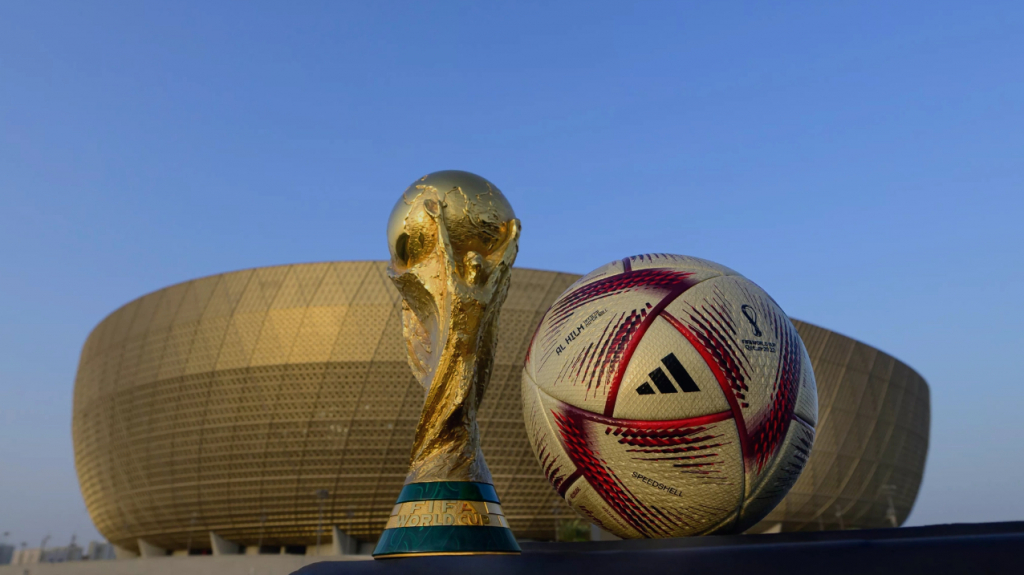 2022 카타르 월드컵 4강전부터 사용될 공인구 알 힐름(오른쪽). /사진=FIFA 공식 SNS