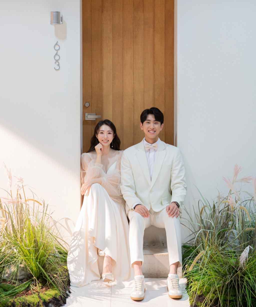 김민수-이남진 커플 웨딩 사진. /사진=KT 위즈 제공