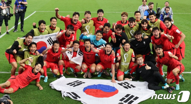 한국 축구 대표팀 선수들이 2일 오후(현지시간) 카타르 알라이얀 에듀케이션 시티 스타디움에서 열린 2022 카타르 월드컵 조별리그 H조 3차전 포르투갈의 경기에서 2-1로 승리한 뒤 16강 진출을 확정짓자 환호하고 있다. /사진=뉴스1
