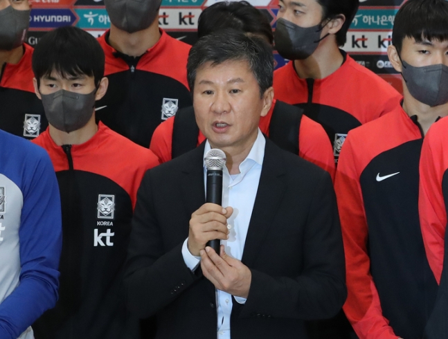 정몽규 대한축구협회 회장이 7일 인천국제공항에서 한국 축구 대표팀과 함께 귀국한 뒤 소감을 밝히고 있다. /사진=뉴시스