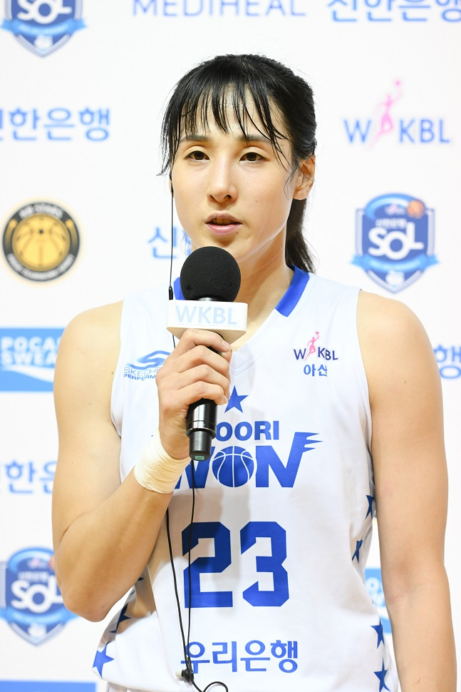 우리은행 김단비가 12일 청주체육관에서 열린 2022~2023 신한은행 SOL 여자프로농구 3라운드 원정경기 종료 후 방송 인터뷰를 진행하고 있다. /사진=WKBL 제공