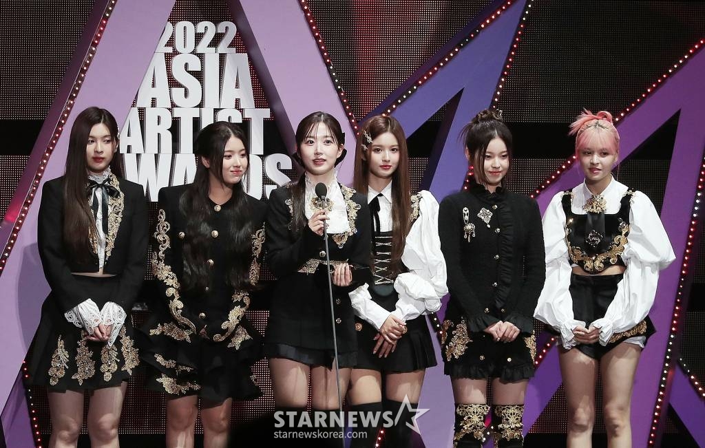 걸그룹 엔믹스가 13일 오후 일본 나고야 니혼가이시홀에서 열린 스타뉴스-미디어보이 주최 '2022 Asia Artist Awards IN JAPAN'(2022 아시아 아티스트 어워즈, 이하 2022 AAA)에서 뉴웨이브 가수 부문을 수상한 뒤 소감을 말하고 있다. 스타뉴스와 미디어보이가 주최하고 Asia Artist Awards 조직위원회와 더스타파트너, 컬쳐 엔터테인먼트가 공동 주관하는 글로벌 NO.1 시상식 '2022 AAA'에는 올 한 해 동안 국내외에서 많은 사랑을 받은 가수, 배우들이 참석해 눈을 뗄 수 없는 화려한 글로벌 축제의 장을 펼친다. 2022.12.13 /사진=김창현 기자 chmt@
