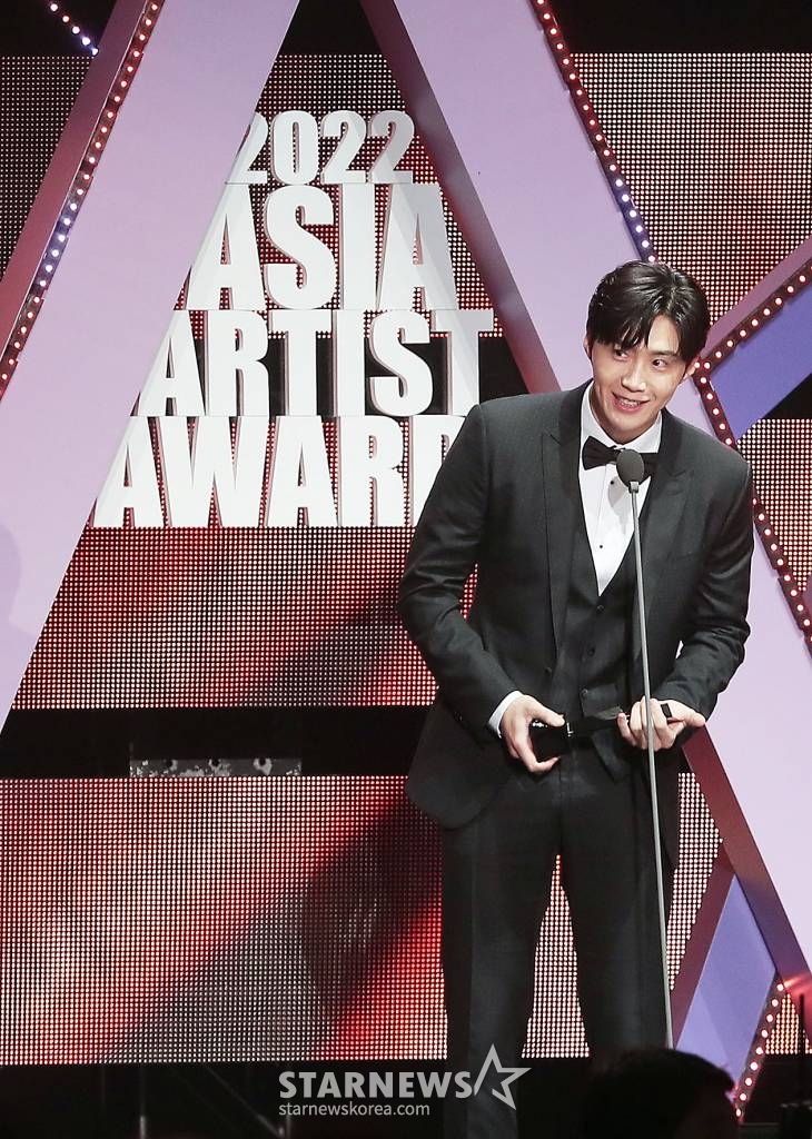 배우 김선호가 13일 오후 일본 나고야 니혼가이시홀에서 열린 스타뉴스-미디어보이 주최 '2022 Asia Artist Awards IN JAPAN'(2022 아시아 아티스트 어워즈, 이하 2022 AAA)에서 DCM 인기상을 수상한 뒤 소감을 말하고 있다. 스타뉴스와 미디어보이가 주최하고 Asia Artist Awards 조직위원회와 더스타파트너, 컬쳐 엔터테인먼트가 공동 주관하는 글로벌 NO.1 시상식 '2022 AAA'에는 올 한 해 동안 국내외에서 많은 사랑을 받은 가수, 배우들이 참석해 눈을 뗄 수 없는 화려한 글로벌 축제의 장을 펼친다. 2022.12.13 /사진=김창현 기자 chmt@