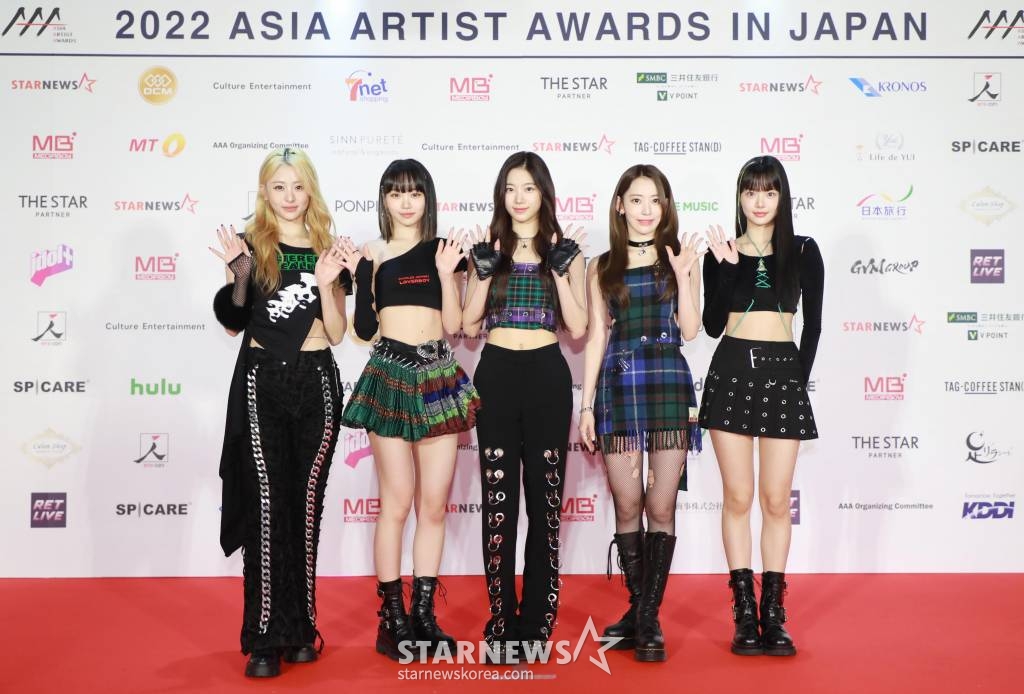 걸그룹 르세라핌이 13일 오후 일본 나고야 니혼가이시홀에서 열린 스타뉴스-미디어보이 주최 '2022 Asia Artist Awards IN JAPAN'(2022 아시아 아티스트 어워즈, 이하 2022 AAA) 레드카펫 행사에 참석해 포즈를 취하고 있다. 스타뉴스와 미디어보이가 주최하고 Asia Artist Awards 조직위원회와 더스타파트너, 컬쳐 엔터테인먼트가 공동 주관하는 글로벌 NO.1 시상식 '2022 AAA'에는 올 한 해 동안 국내외에서 많은 사랑을 받은 가수, 배우들이 참석해 눈을 뗄 수 없는 화려한 글로벌 축제의 장을 펼친다. 2022.12.13 /사진=이동훈 기자 photoguy@