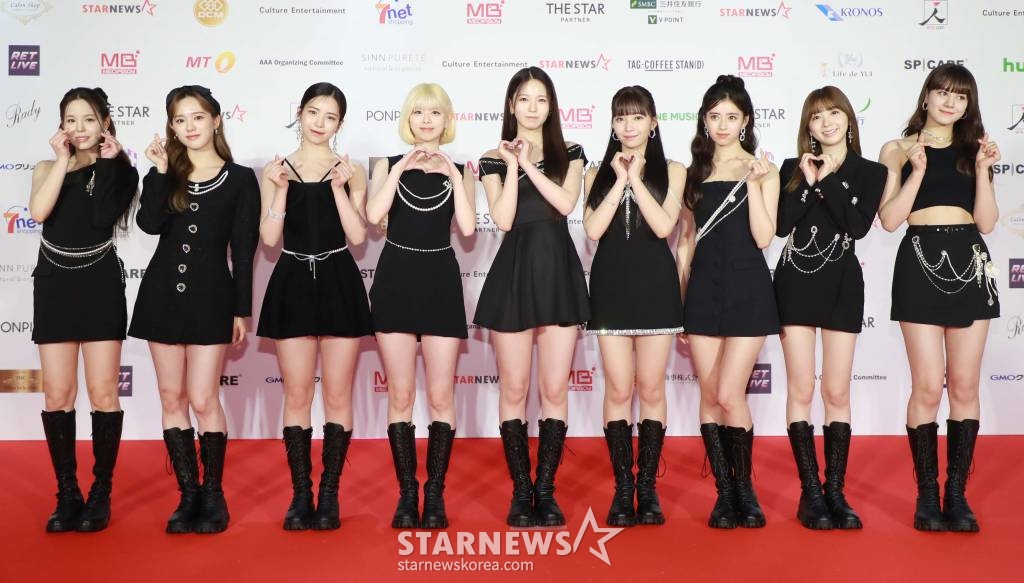 걸그룹 니쥬가 13일 오후 일본 나고야 니혼가이시홀에서 열린 스타뉴스-미디어보이 주최 '2022 Asia Artist Awards IN JAPAN'(2022 아시아 아티스트 어워즈, 이하 2022 AAA) 레드카펫 행사에 참석해 포즈를 취하고 있다. 스타뉴스와 미디어보이가 주최하고 Asia Artist Awards 조직위원회와 더스타파트너, 컬쳐 엔터테인먼트가 공동 주관하는 글로벌 NO.1 시상식 '2022 AAA'에는 올 한 해 동안 국내외에서 많은 사랑을 받은 가수, 배우들이 참석해 눈을 뗄 수 없는 화려한 글로벌 축제의 장을 펼친다. 2022.12.13 /사진=이동훈 기자 photoguy@