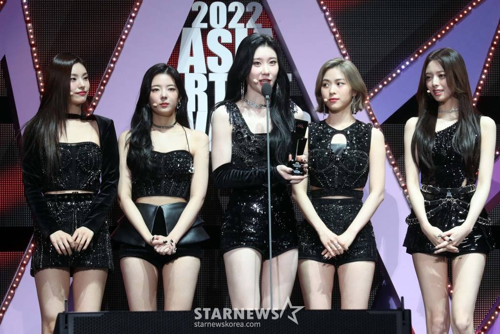 배우 있지가 13일 오후 일본 나고야 니혼가이시홀에서 열린 스타뉴스-미디어보이 주최 '2022 Asia Artist Awards IN JAPAN'(2022 아시아 아티스트 어워즈, 이하 2022 AAA)에서 AAA 베스트아티스트상을 수상하고 소감을 말하고 있다. 스타뉴스와 미디어보이가 주최하고 Asia Artist Awards 조직위원회와 더스타파트너, 컬쳐 엔터테인먼트가 공동 주관하는 글로벌 NO.1 시상식 '2022 AAA'에는 올 한 해 동안 국내외에서 많은 사랑을 받은 가수, 배우들이 참석해 눈을 뗄 수 없는 화려한 글로벌 축제의 장을 펼친다. 2022.12.13 /사진=임성균 기자 tjdrbs23@