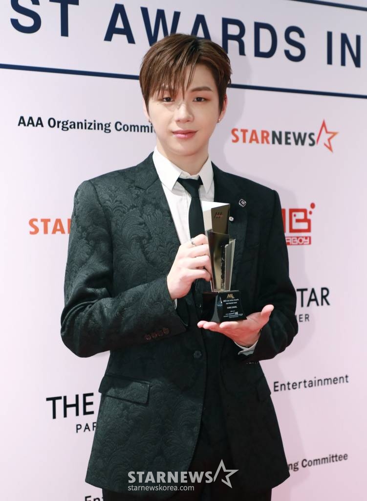 가수 강다니엘이 13일 오후 일본 나고야 니혼가이시홀에서 열린 스타뉴스-미디어보이 주최 '2022 Asia Artist Awards IN JAPAN'(2022 아시아 아티스트 어워즈, 이하 2022 AAA)에서 AAA포텐셜어워들를 수상한 뒤 포즈를 취하고 있다. 스타뉴스와 미디어보이가 주최하고 Asia Artist Awards 조직위원회와 더스타파트너, 컬쳐 엔터테인먼트가 공동 주관하는 글로벌 NO.1 시상식 '2022 AAA'에는 올 한 해 동안 국내외에서 많은 사랑을 받은 가수, 배우들이 참석해 눈을 뗄 수 없는 화려한 글로벌 축제의 장을 펼친다. 2022.12.13 /사진=이동훈 기자 photoguy@