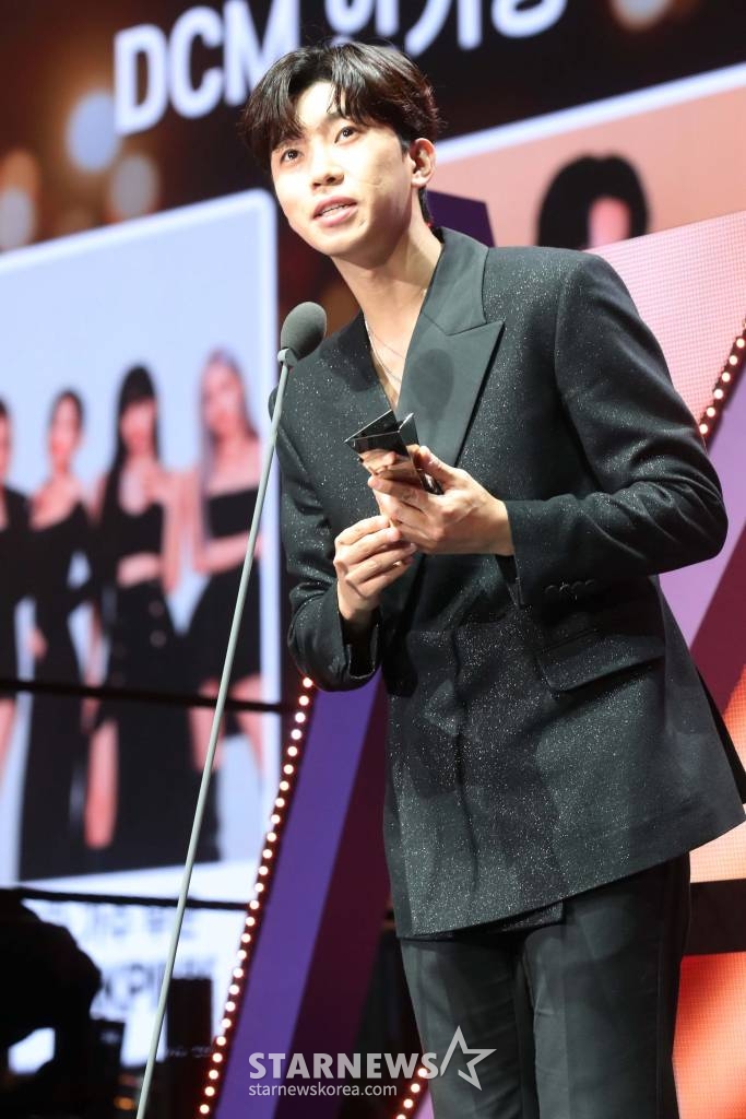 가수 임영웅이 13일 오후 일본 나고야 니혼가이시홀에서 열린 스타뉴스-미디어보이 주최 '2022 Asia Artist Awards IN JAPAN'(2022 아시아 아티스트 어워즈, 이하 2022 AAA) DCM인기상을 수상하고 밝게 웃고 있다. 스타뉴스와 미디어보이가 주최하고 Asia Artist Awards 조직위원회와 더스타파트너, 컬쳐 엔터테인먼트가 공동 주관하는 글로벌 NO.1 시상식 '2022 AAA'에는 올 한 해 동안 국내외에서 많은 사랑을 받은 가수, 배우들이 참석해 눈을 뗄 수 없는 화려한 글로벌 축제의 장을 펼친다. 2022.12.13 /사진=임성균 기자 tjdrbs23@