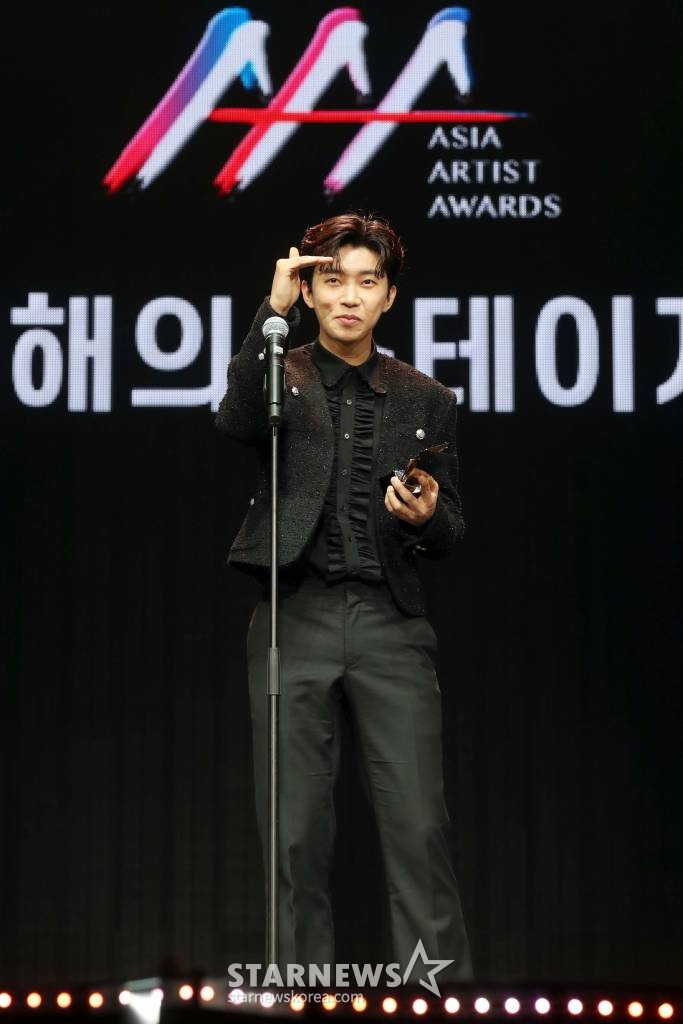 가수 임영웅이 13일 오후 일본 나고야 니혼가이시홀에서 열린 스타뉴스-미디어보이 주최 '2022 Asia Artist Awards IN JAPAN'(2022 아시아 아티스트 어워즈, 이하 2022 AAA)에서 AAA대상 올해의 스테이지상을 수상하고 소감을 말하고 있다. 스타뉴스와 미디어보이가 주최하고 Asia Artist Awards 조직위원회와 더스타파트너, 컬쳐 엔터테인먼트가 공동 주관하는 글로벌 NO.1 시상식 '2022 AAA'에는 올 한 해 동안 국내외에서 많은 사랑을 받은 가수, 배우들이 참석해 눈을 뗄 수 없는 화려한 글로벌 축제의 장을 펼친다. 2022.12.13 /사진=임성균 기자 tjdrbs23@