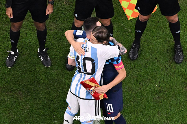 14일 카타르 루사일에서 열린 2022 FIFA 카타르 월드컵 4강전 맞대결을 앞두고 포옹하고 있는 리오넬 메시(왼쪽)와 루카 모드리치. /AFPBBNews=뉴스1