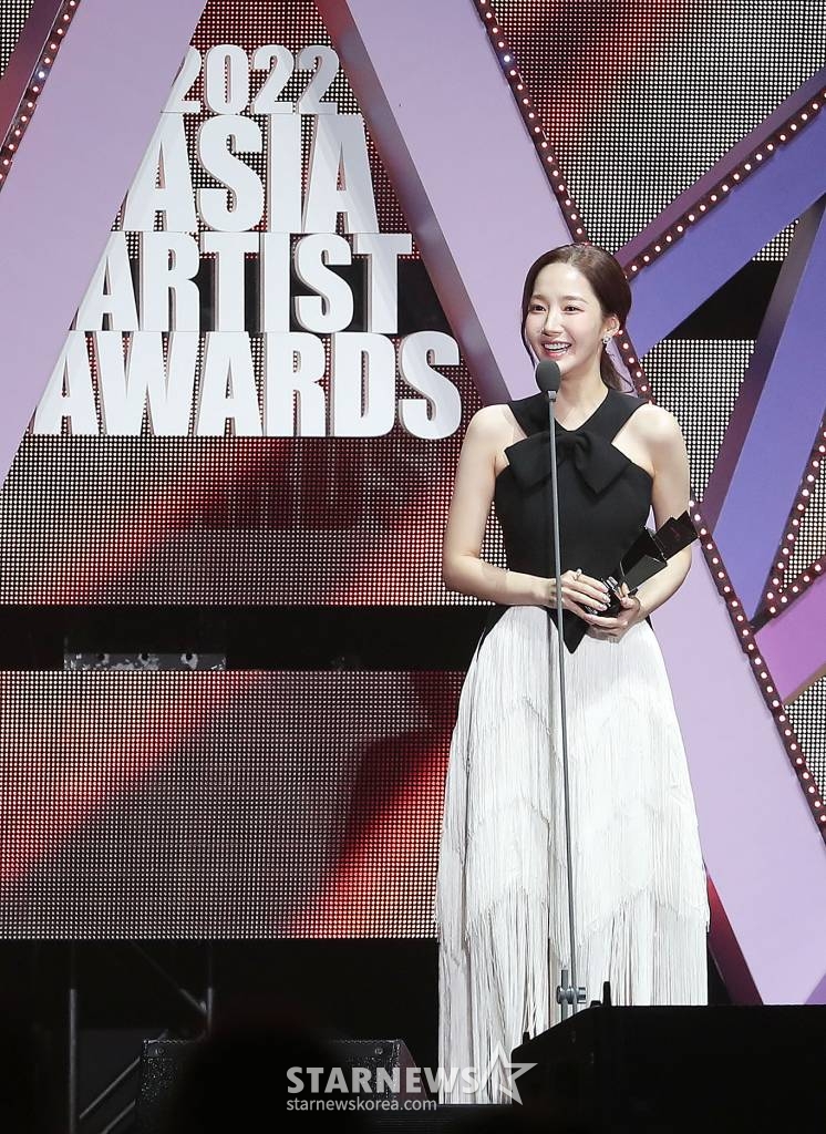 배우 박민영이 13일 오후 일본 나고야 니혼가이시홀에서 열린 스타뉴스-미디어보이 주최 '2022 Asia Artist Awards IN JAPAN'(2022 아시아 아티스트 어워즈, 이하 2022 AAA)에서 핫트렌드를 수상한 뒤 소감을 말하고 있다. 스타뉴스와 미디어보이가 주최하고 Asia Artist Awards 조직위원회와 더스타파트너, 컬쳐 엔터테인먼트가 공동 주관하는 글로벌 NO.1 시상식 '2022 AAA'에는 올 한 해 동안 국내외에서 많은 사랑을 받은 가수, 배우들이 참석해 눈을 뗄 수 없는 화려한 글로벌 축제의 장을 펼친다. 2022.12.13 /사진=김창현 기자 chmt@