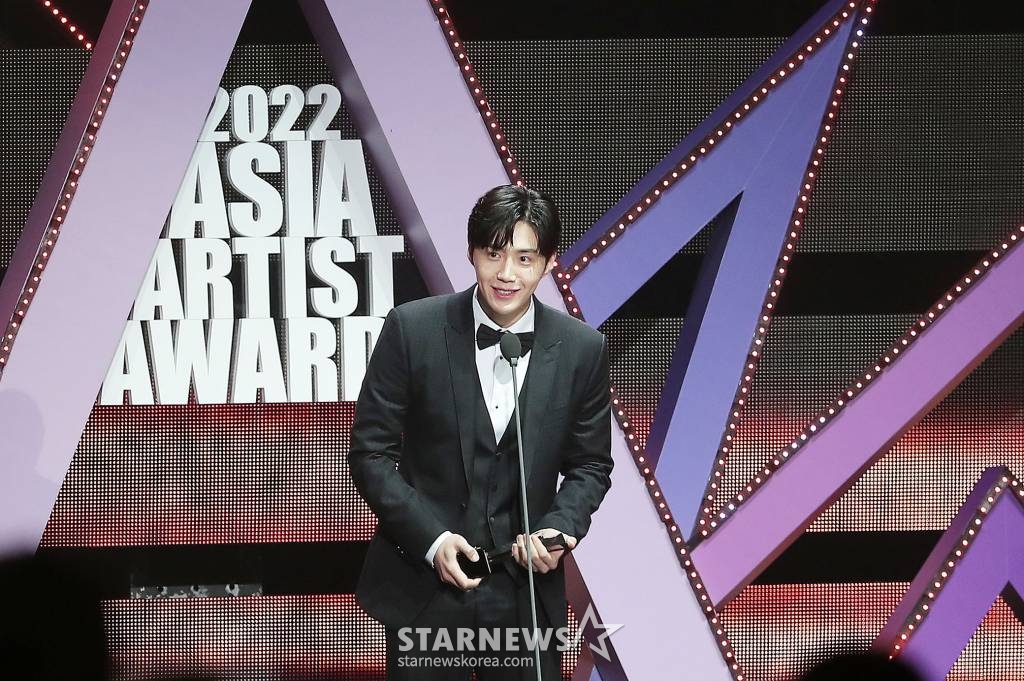 배우 김선호가 13일 오후 일본 나고야 니혼가이시홀에서 열린 스타뉴스-미디어보이 주최 '2022 Asia Artist Awards IN JAPAN'(2022 아시아 아티스트 어워즈, 이하 2022 AAA)에서 아이돌플러스 인기상을 수상한 뒤 소감을 말하고 있다. 스타뉴스와 미디어보이가 주최하고 Asia Artist Awards 조직위원회와 더스타파트너, 컬쳐 엔터테인먼트가 공동 주관하는 글로벌 NO.1 시상식 '2022 AAA'에는 올 한 해 동안 국내외에서 많은 사랑을 받은 가수, 배우들이 참석해 눈을 뗄 수 없는 화려한 글로벌 축제의 장을 펼친다. 2022.12.13 /사진=김창현 기자 chmt@