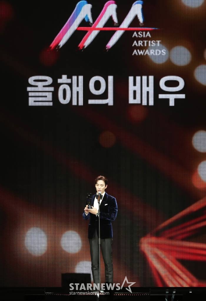 배우 이준호가 13일 오후 일본 나고야 니혼가이시홀에서 열린 스타뉴스-미디어보이 주최 '2022 Asia Artist Awards IN JAPAN'(2022 아시아 아티스트 어워즈, 이하 2022 AAA)에서 올해의 배우를 수상한 뒤 소감을 말하고 있다. 스타뉴스와 미디어보이가 주최하고 Asia Artist Awards 조직위원회와 더스타파트너, 컬쳐 엔터테인먼트가 공동 주관하는 글로벌 NO.1 시상식 '2022 AAA'에는 올 한 해 동안 국내외에서 많은 사랑을 받은 가수, 배우들이 참석해 눈을 뗄 수 없는 화려한 글로벌 축제의 장을 펼쳤다. 2022.12.13 /사진=김창현 기자 chmt@