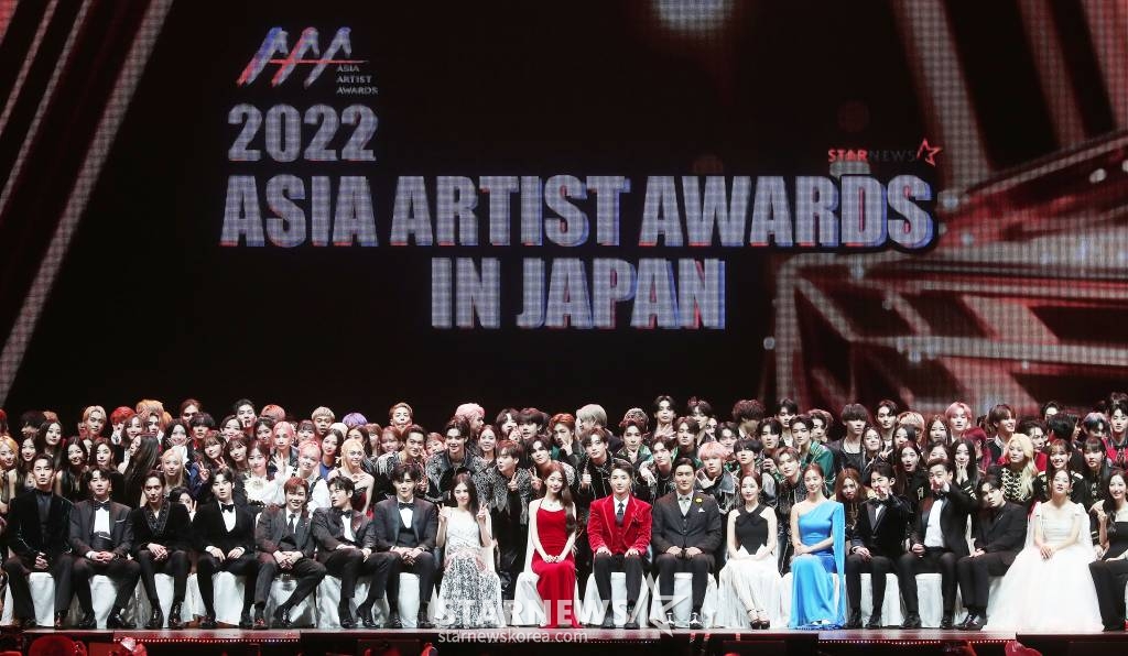 13일 오후 일본 나고야 니혼가이시홀에서 열린 스타뉴스-미디어보이 주최 '2022 Asia Artist Awards IN JAPAN'(2022 아시아 아티스트 어워즈, 이하 2022 AAA)에서 수상자들이 기념촬영을 하고 있다.  스타뉴스와 미디어보이가 주최하고 Asia Artist Awards 조직위원회와 더스타파트너, 컬쳐 엔터테인먼트가 공동 주관하는 글로벌 NO.1 시상식 '2022 AAA'에는 올 한 해 동안 국내외에서 많은 사랑을 받은 가수, 배우들이 참석해 눈을 뗄 수 없는 화려한 글로벌 축제의 장을 펼쳤다. 2022.12.13 /사진=김창현 기자 chmt@