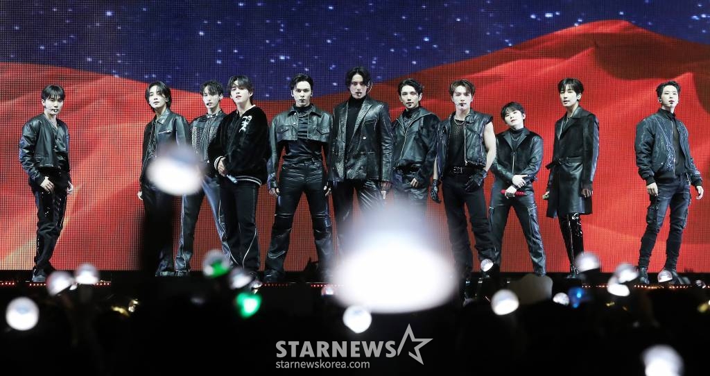 그룹 세븐틴이 13일 오후 일본 나고야 니혼가이시홀에서 열린 스타뉴스-미디어보이 주최 '2022 Asia Artist Awards IN JAPAN'(2022 아시아 아티스트 어워즈, 이하 2022 AAA)에서 멋진 무대를 선보이고 있다.  이날 세븐틴은 2년 연속 대상을 비롯해 페뷸러스상, 핫트렌드상을 수상하며 3관왕의 영예를 안았다.  스타뉴스와 미디어보이가 주최하고 Asia Artist Awards 조직위원회와 더스타파트너, 컬쳐 엔터테인먼트가 공동 주관하는 글로벌 NO.1 시상식 '2022 AAA'에는 올 한 해 동안 국내외에서 많은 사랑을 받은 가수, 배우들이 참석해 눈을 뗄 수 없는 화려한 글로벌 축제의 장을 펼쳤다. 2022.12.13 /사진=김창현 기자 chmt@