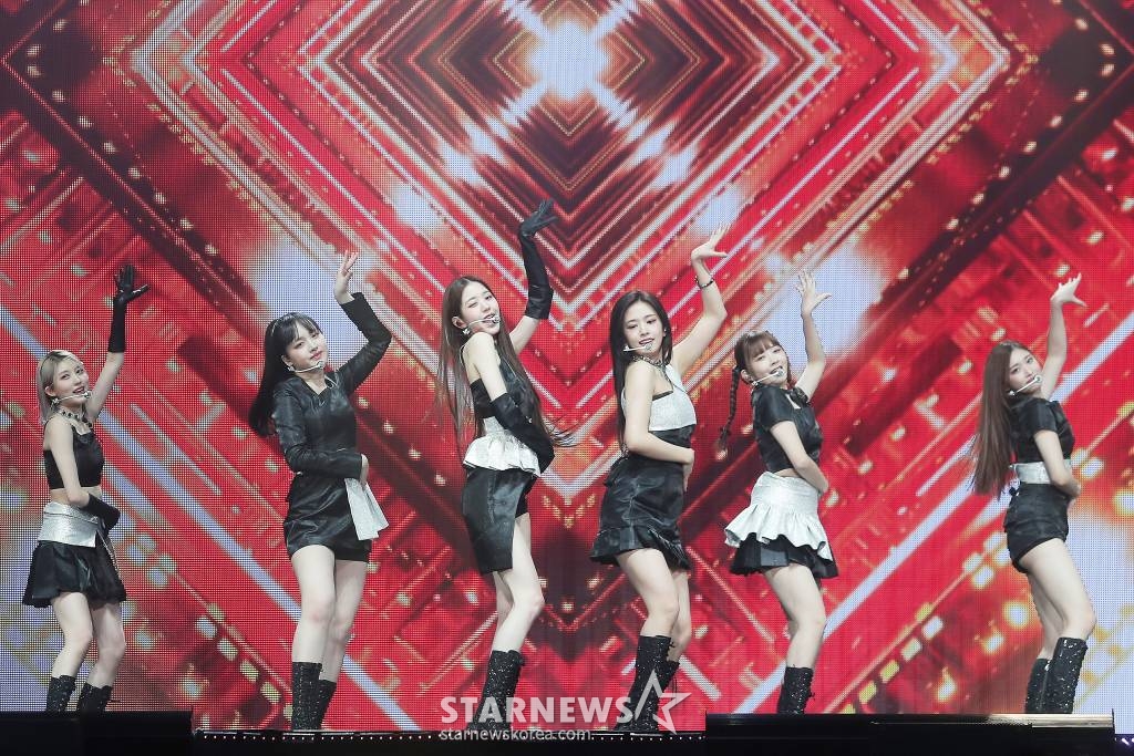 걸그룹 아이브(IVE)가 13일 오후 일본 나고야 니혼가이시홀에서 열린 스타뉴스-미디어보이 주최 '2022 Asia Artist Awards IN JAPAN'(2022 아시아 아티스트 어워즈, 이하 2022 AAA)에서 멋진 무대를 펼치고 있다.   스타뉴스와 미디어보이가 주최하고 Asia Artist Awards 조직위원회와 더스타파트너, 컬쳐 엔터테인먼트가 공동 주관하는 글로벌 NO.1 시상식 '2022 AAA'에는 세븐틴, 우주소녀 쪼꼬미, 임영웅, 펜타곤, KARD, 더보이즈, 스트레이 키즈, 베리베리, ITZY, 알렉사, 크래비티, 트레저, TFN, 킹덤, 라잇썸, 빌리, 아이브, 케플러, 트렌드지, 엔믹스, 템페스트, 르세라핌, 라필루스, 뉴진스, ATBO, 사공이호, 니쥬, &TEAM, 램페이지, 비퍼스트, 리오드라, 피피 크릿, 빌킨, 펙 팔리트초크까지 올해 아시아에서 뜨거운 인기를 얻은 아티스트들이 화려한 공연을 펼쳤다.  여기에 최시원, 박민영, 권유리, 류경수, 이준호, 김선호, 서인국, 황민현, 나인우, 이준영, 보나, 김세정, 한소희, 김영대, 강다니엘, 이재욱, 임재혁, 서범준까지 2022년 한 해 동안 영화, 드라마, 연극 무대를 빛낸 배우들이 '2022 AAA'에 참석해 시상식을 더욱 화사하게 빛냈다. 2022.12.13 /사진=김창현 기자 chmt@