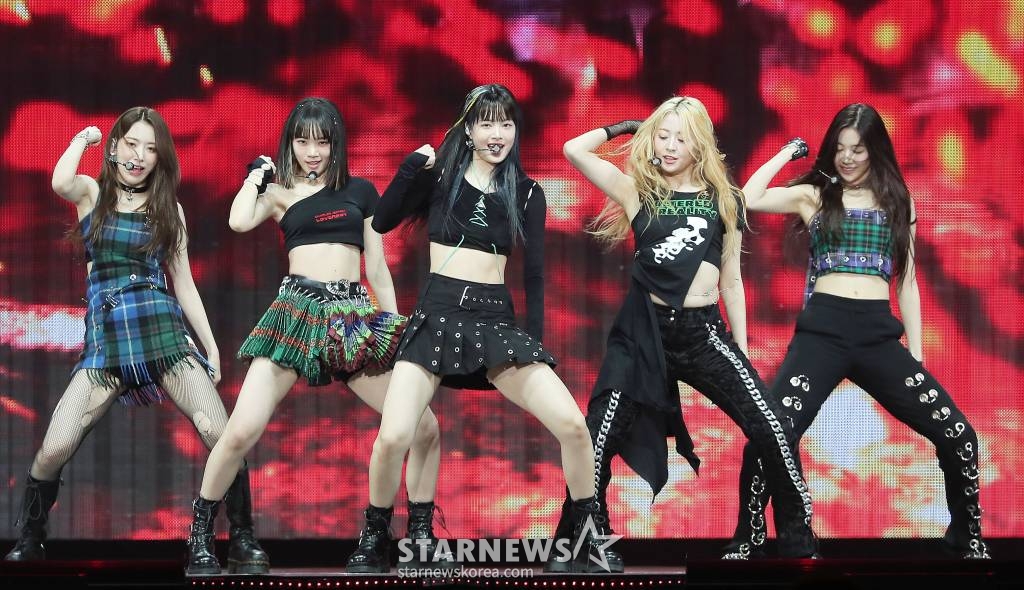 걸그룹 르세라핌이 13일 오후 일본 나고야 니혼가이시홀에서 열린 스타뉴스-미디어보이 주최 '2022 Asia Artist Awards IN JAPAN'(2022 아시아 아티스트 어워즈, 이하 2022 AAA)에서 멋진 무대를 선보이고 있다.  스타뉴스와 미디어보이가 주최하고 Asia Artist Awards 조직위원회와 더스타파트너, 컬쳐 엔터테인먼트가 공동 주관하는 글로벌 NO.1 시상식 '2022 AAA'에는 올 한 해 동안 국내외에서 많은 사랑을 받은 가수, 배우들이 참석해 눈을 뗄 수 없는 화려한 글로벌 축제의 장을 펼친다. 2022.12.13 /사진=김창현 기자 chmt@