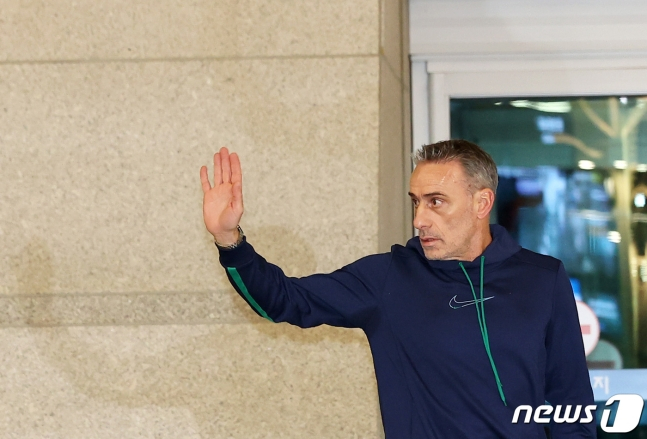 파울루 벤투 감독이 13일 인천국제공항 제1여객터미널을 통해 출국하며 팬들과 인사하고 있다. /사진=뉴스1
