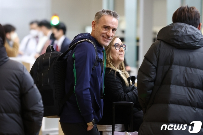 파울루 벤투 감독이 13일 인천국제공항 제1여객터미널을 통해 출국하며 팬들을 바라보고 있다. /사진=뉴스1