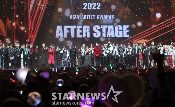 14일 오후 일본 나고야 니혼가이시홀에서 열린 스타뉴스-미디어보이 주최 '2022 Asia Artist Awards IN JAPAN'(2022 아시아 아티스트 어워즈, 이하 2022 AAA) 애프터 스테이지에서 출연자들이 관객들에게 인사를 하고 있다. '2022 AAA AFTER STAGE'에는 국내외에서 많은 사랑을 얻고 있는 대세 아티스트들이 참석했다. 공동 MC를 맡은 가수 겸 배우 황민현과 그룹 아이즈원 출신으로 국내 팬들에게도 친숙한 멤버 야부키 나코(Yabuki Nako)를 비롯해 서인국, 펜타곤(PENTAGON), 베리베리(VERIVERY), 알렉사(AleXa), TFN(티에프앤), 킹덤(KINGDOM), 라잇썸(LIGHTSUM), 빌리(Billlie), 케플러(Kep1er), 트렌드지(TRENDZ), 템페스트(TEMPEST), 라필루스(Lapillus), 인도네시아 팝 아티스트 리오드라(Lyodra Margareta Ginting)가 무대를 뜨겁게 달궜다. 'Asia Artist Awards' 역사상 처음으로 개최되는 갈라쇼 '2022 AAA AFTER STAGE'는 첫 시상식이 열렸던 지난 2016년부터 매년 'AAA'에 뜨거운 관심과 아낌없는 성원을 보내준 전 세계 팬들을 위해 마련한 축제의 장이다. 2022.12.14 /사진=김창현 기자 chmt@