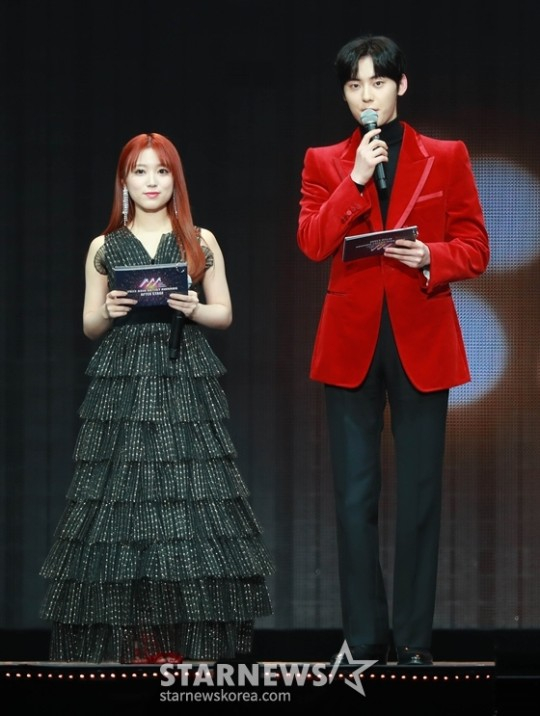MC 야부키 나코, 황민현이 14일 오후 일본 나고야 니혼가이시홀에서 열린 스타뉴스-미디어보이 주최 '2022 Asia Artist Awards IN JAPAN'(2022 아시아 아티스트 어워즈, 이하 2022 AAA) 애프터 스테이지에서 사회를 보고 있다. 스타뉴스와 미디어보이가 주최하고 Asia Artist Awards 조직위원회와 더스타파트너, 컬쳐 엔터테인먼트가 공동 주관하는 글로벌 NO.1 시상식 '2022 AAA'는 올 한 해 동안 국내외에서 많은 사랑을 받은 가수, 배우들이 참석해 눈을 뗄 수 없는 화려한 글로벌 축제의 장을 펼쳤다. /2022.12.14 /사진=이동훈 기자 photoguy@
