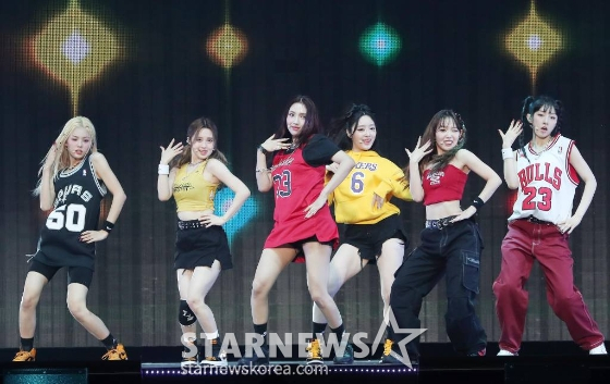 걸그룹 라잇썸이 14일 오후 일본 나고야 니혼가이시홀에서 열린 스타뉴스-미디어보이 주최 '2022 Asia Artist Awards IN JAPAN'(2022 아시아 아티스트 어워즈, 이하 2022 AAA) 애프터 스테이지에서 멋진 무대를 펼치고 있다. 스타뉴스와 미디어보이가 주최하고 Asia Artist Awards 조직위원회와 더스타파트너, 컬쳐 엔터테인먼트가 공동 주관하는 글로벌 NO.1 시상식 '2022 AAA'는 올 한 해 동안 국내외에서 많은 사랑을 받은 가수, 배우들이 참석해 눈을 뗄 수 없는 화려한 글로벌 축제의 장을 펼쳤다. /2022.12.14 /사진=김창현 기자 chmt@