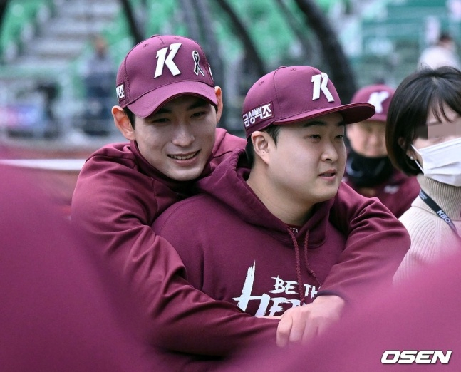 키움 이정후(왼쪽)와 김재웅.