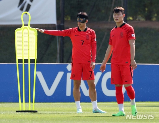 2022 카타르 월드컵에서 함께 훈련한 손흥민과 오현규(오른쪽). /사진=뉴시스 제공