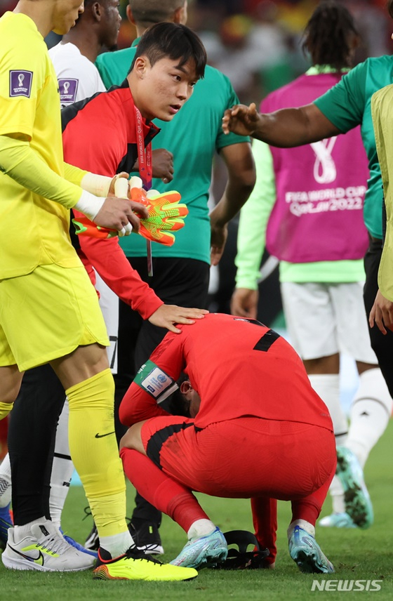2022 카타르 월드컵 조별리그 2차전 대한민국과 가나의 경기. 스코어 2-3으로 패한 뒤 오현규(왼쪽에서 두 번째)가 손흥민을 위로하고 있다. /사진=뉴시스 제공