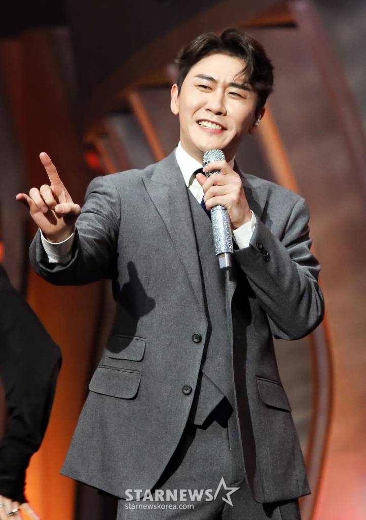 가수 영탁이 21일 오후 서울 마포구 상암 MBC 공개홀에서 열린 '서울드라마어워즈 2021'에서 축하공연을 선보이고 있다. '서울드라마어워즈'는 전 세계 드라마를 대상으로 공정하고 엄격한 심사를 통해 수상작과 수상자에게 상을 수여하며, 시상식 및 공연 등 다양한 볼거리가 있는 국제 드라마 페스티벌이다. 지난 2006년 시작돼 올해로 16회를 맞았다. / 사진제공 = 서울드라마어워즈 /사진=김창현 기자 chmt@