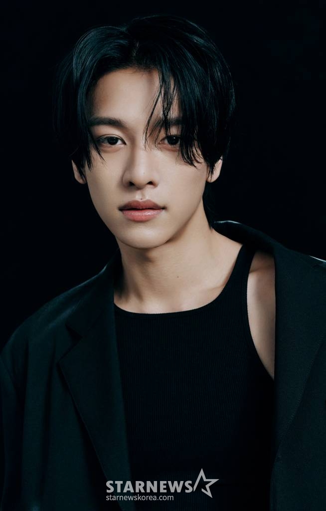 뮤지컬 '사랑의 불시착'에 출연하는 가수 겸 배우 한승윤이 1일 진행된 본지와의 인터뷰를 위해 포즈를 취하고 있다. /사진제공=플렉스엠 2022.12.01 /사진=이동훈 기자 photoguy@