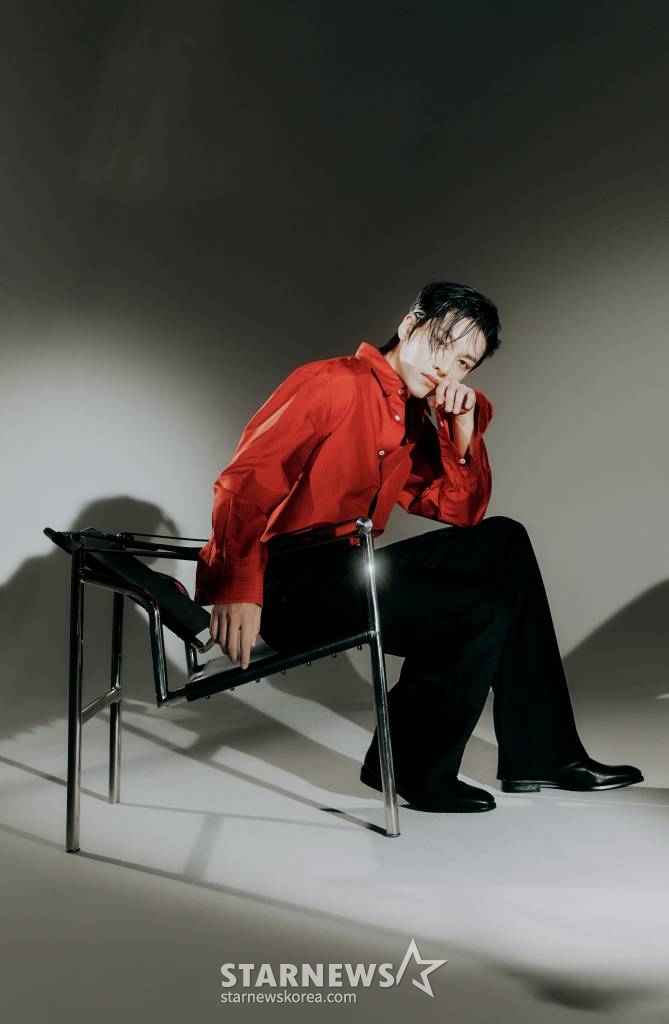 뮤지컬 '사랑의 불시착'에 출연하는 가수 겸 배우 한승윤이 1일 진행된 본지와의 인터뷰를 위해 포즈를 취하고 있다. /사진제공=플렉스엠 2022.12.01 /사진=이동훈 기자 photoguy@