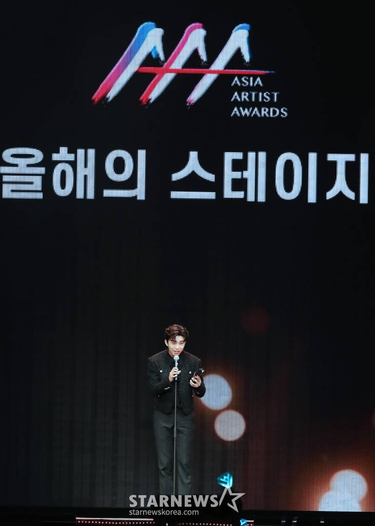 가수 임영웅이 13일 오후 일본 나고야 니혼가이시홀에서 열린 스타뉴스-미디어보이 주최 '2022 Asia Artist Awards IN JAPAN'(2022 아시아 아티스트 어워즈, 이하 2022 AAA)에서 올해의 스테이지를 수상한 뒤 소감을 말하고 있다. 스타뉴스와 미디어보이가 주최하고 Asia Artist Awards 조직위원회와 더스타파트너, 컬쳐 엔터테인먼트가 공동 주관하는 글로벌 NO.1 시상식 '2022 AAA'에는 올 한 해 동안 국내외에서 많은 사랑을 받은 가수, 배우들이 참석해 눈을 뗄 수 없는 화려한 글로벌 축제의 장을 펼쳤다. 2022.12.13 /사진=김창현 기자 chmt@