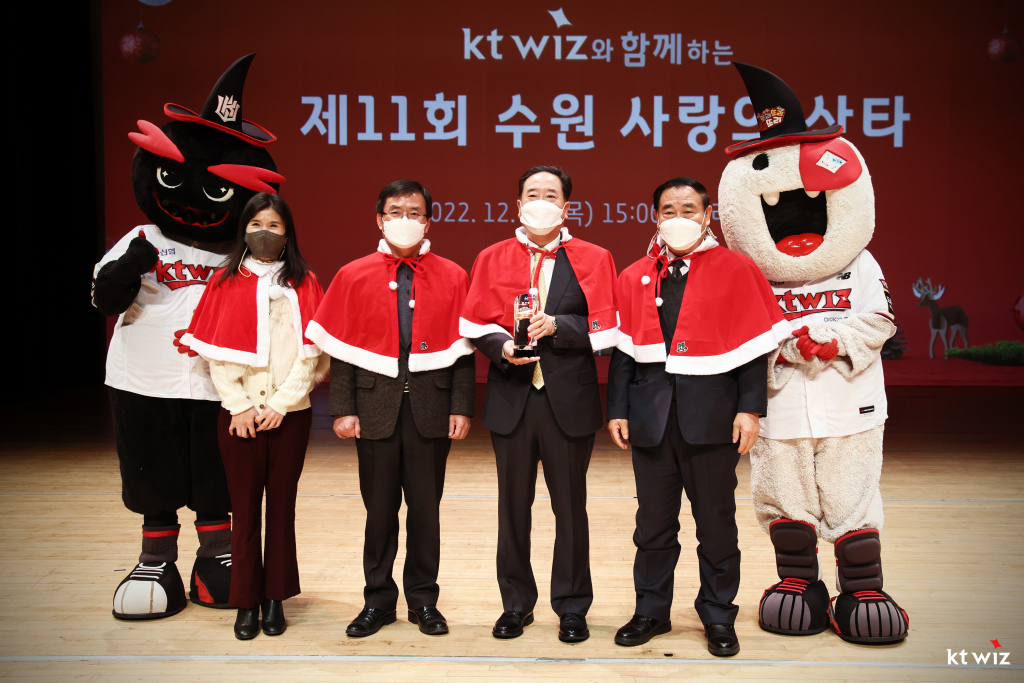 (왼쪽부터) 최영화 수원시자원봉사센터장, 최종열 수원시자원봉사 상임이사, 신현옥 kt sports 대표이사, 이재식 수원시의회 부의장의 모습. /사진=KT 위즈 제공