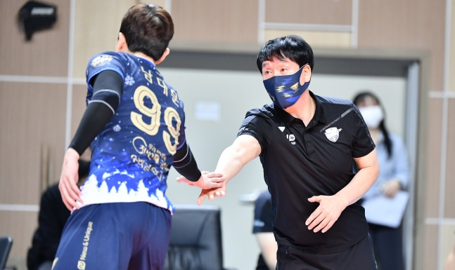 신영철 우리카드 감독(오른쪽)과 김지한./사진=한국배구연맹