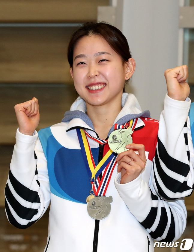 김민선이 2022∼2023 국제빙상경기연맹(ISU) 스피드스케이팅 월드컵 2차 대회 여자 500m에서 금메달을 차지하고 지난 11월 22일 인천국제공항을 통해 귀국한 뒤 환하게 웃고 있다. /사진=뉴스1